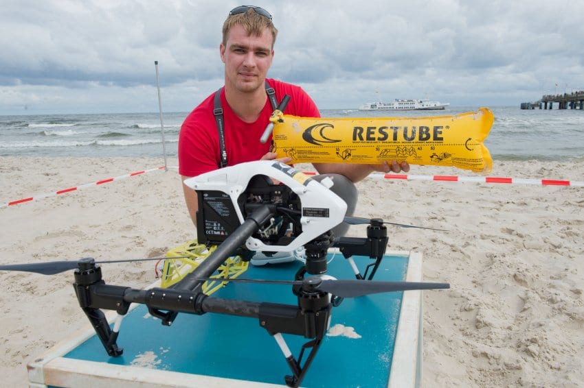 Copterpilot Thomas Wodrig from the DRK Water Rescue presents a so-called rescue-copter on 22.08.2017 on the beach of Bansin (Mecklenburg-Vorpommern) on the island of Usedom. On the beaches of Mecklenburg-Vorpommern this is the first test of drones. At about 65 kilometers per hour, the drone flies over the Baltic Sea to the casualty and flops a buoyancy aid next to the victim into the water. The package inflates to a yellow tube. Photo: Stefan Sauer